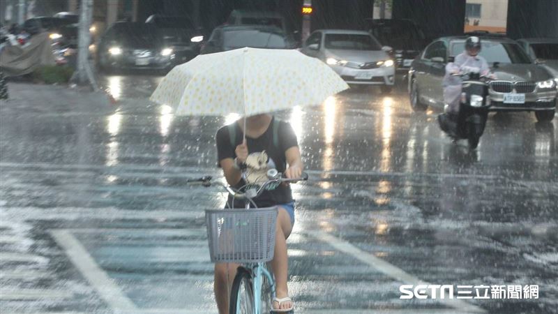 台灣新聞通訊社-要變天了！滯留鋒面逼近「全台轉雨炸3天」　雨最劇時段曝光