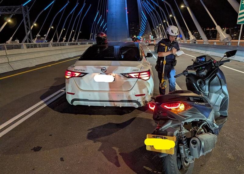 台灣新聞通訊社-新北淡江大橋今通車！晚間發生「首撞」車禍　黃牌重機追撞前方汽車