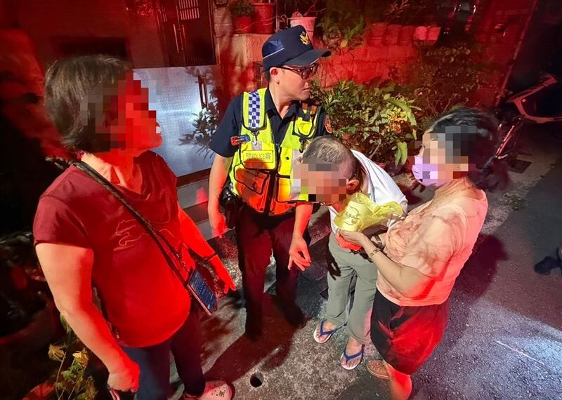 台灣新聞通訊社-最美風景!阿公買奶茶低血糖癱坐 打烊闆娘「深夜破例開門」暖哭網友
