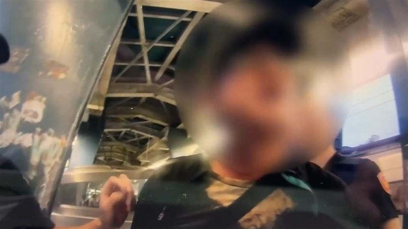 台灣新聞通訊社-醉酒男大鬧台鐵車廂！爆粗口飆罵列車長、囂張挑釁　目擊旅客全拍下慘了