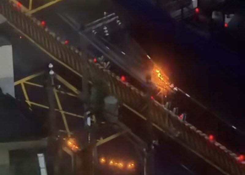 台灣新聞通訊社-中和清晨驚傳巨響！電桿突爆白光「下秒猛噴火花」畫面曝　2308戶慘停電
