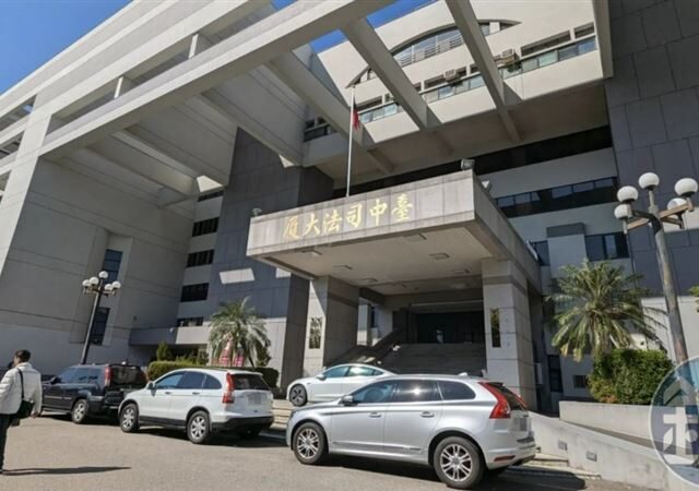 台灣新聞通訊社-色警摸女書記頸問「還沒下班」　事後被調職還遭法院判賠