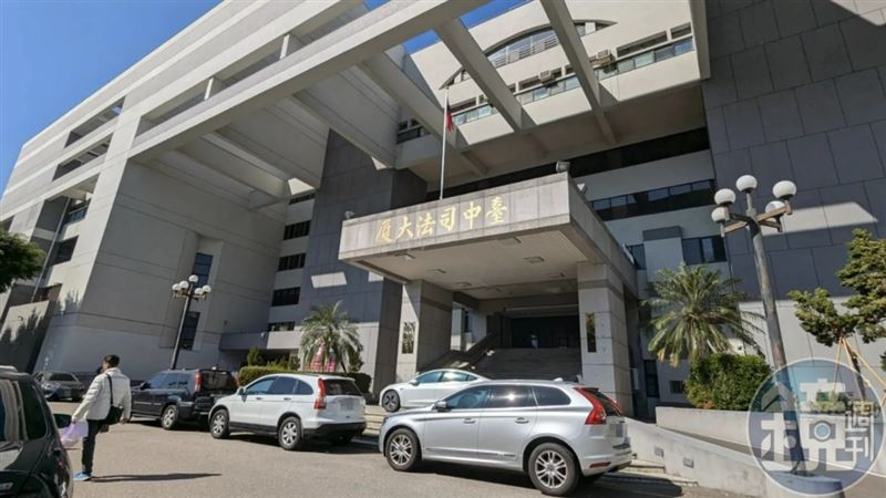 台灣新聞通訊社-色警摸女書記頸問「還沒下班」　事後被調職還遭法院判賠