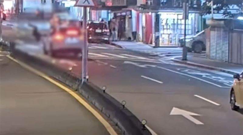 台灣新聞通訊社-北市文山區車禍！特斯拉未禮讓「撞飛行人」　男瞬間噴飛摔地畫面曝