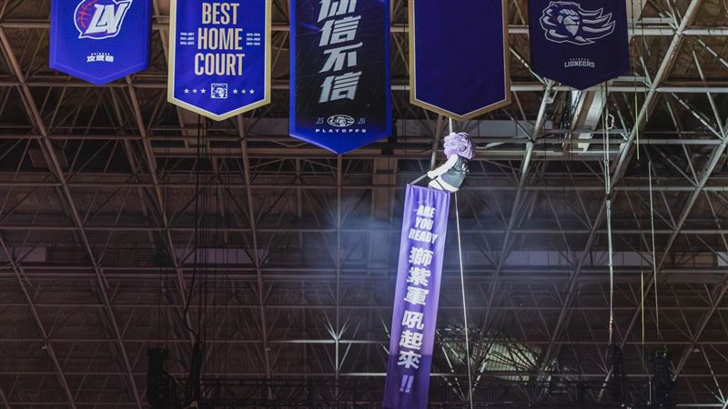 台灣新聞通訊社-TPBL／不愧是年度最佳吉祥物！　瑞迪開場吊鋼索從天而降！球迷超驚呼