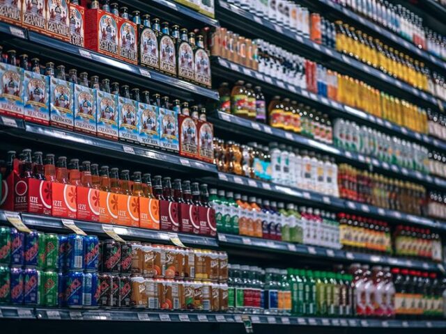 台灣新聞通訊社-不爽結帳要等「奧客」飆罵店員：低賤、最賤！害他受辱離職…下場曝光