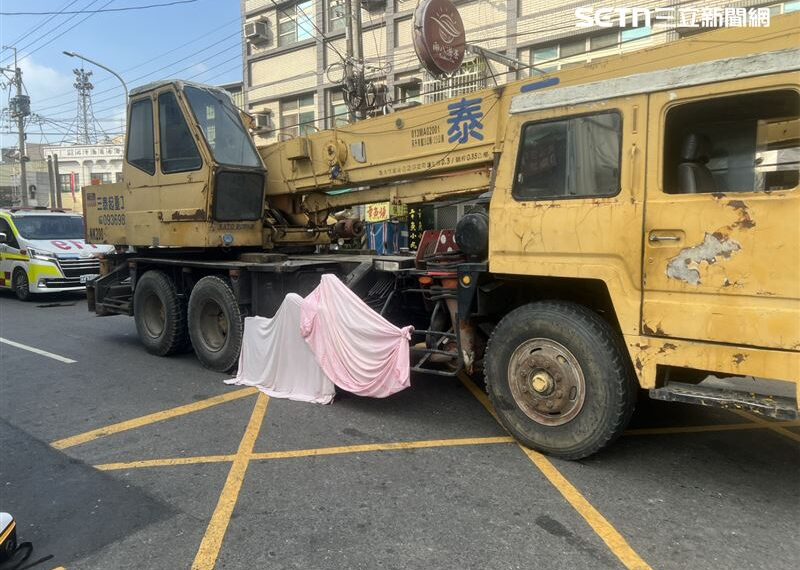 台灣新聞通訊社-快訊/台南82歲婦「穿越馬路」吊車撞輾當場慘死 驚悚奪命畫面曝光