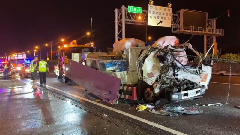 台灣新聞通訊社-國1南下台南段車禍！小貨車追撞貨櫃車　車頭扭曲變形、駕駛臟器外露亡