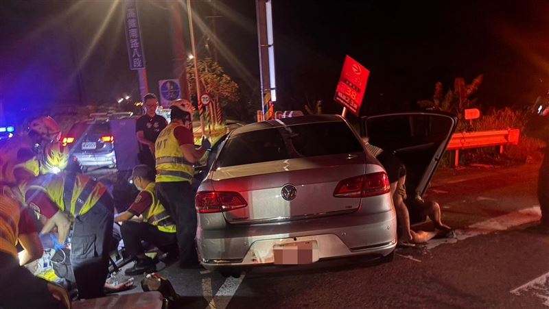 台灣新聞通訊社-詐團遭警圍捕！飛車逃逸失控衝撞燈桿　1命危4傷搶救中