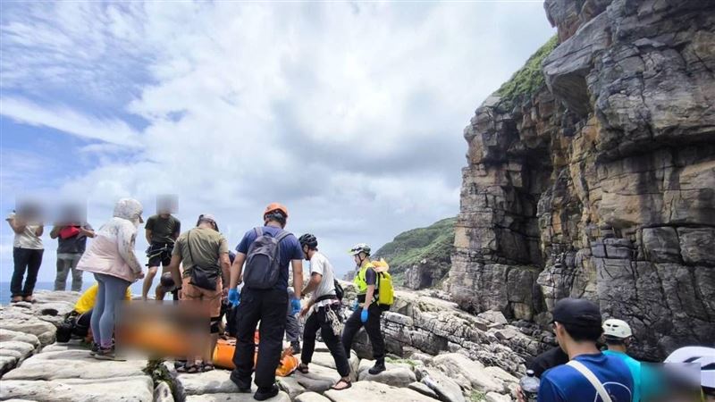 台灣新聞通訊社-龍洞攀岩場再傳意外！20歲男10公尺高墜落　警消搶救中