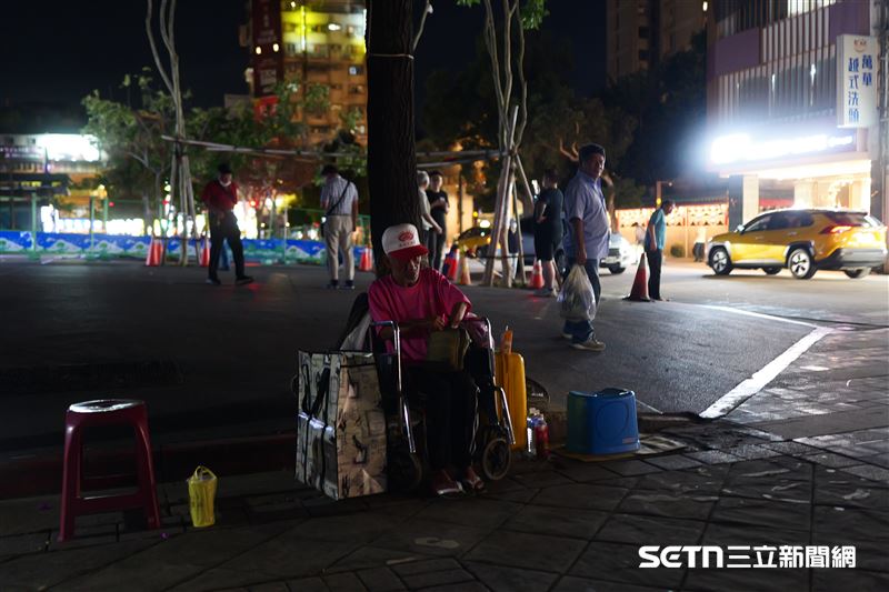 台灣新聞通訊社-直擊／不只鑽石大樓！龍山寺神明腳下灰色地帶：街友娼妓…警嘆力不從心