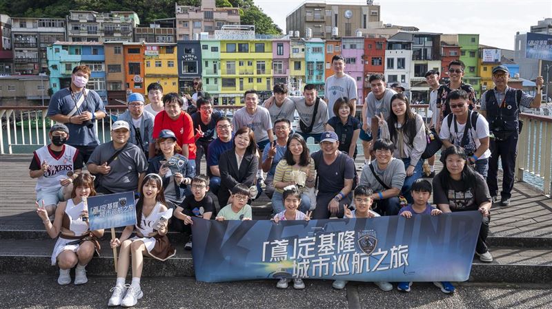 台灣新聞通訊社-SBL／基隆黑鳶深耕城市　球員化身在地導遊帶球迷搭觀巴遊基隆