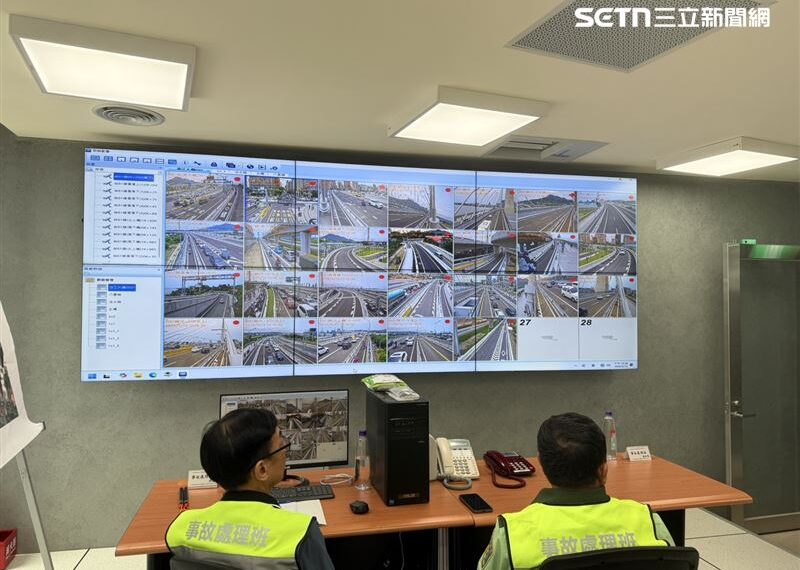 台灣新聞通訊社-淡江大橋機車疑看風景減速致塞　警鎖定開罰6千起跳