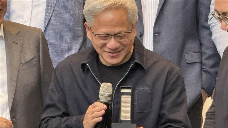 台灣新聞通訊社-快訊／黃仁勳秀「金箍棒」！揭密2噸AI巨獸　台廠數錢數到手抽筋