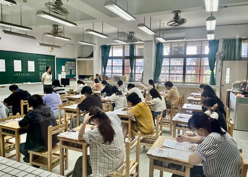 台灣新聞通訊社-新北教甄開629缺全國最多「狂吸3567報名」首推AI助手即時解答考生疑問