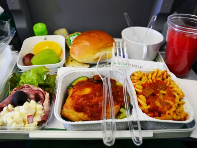 台灣新聞通訊社-她搭飛機改訂「一套餐」視覺味覺雙享受　網認證：還有哈根達斯