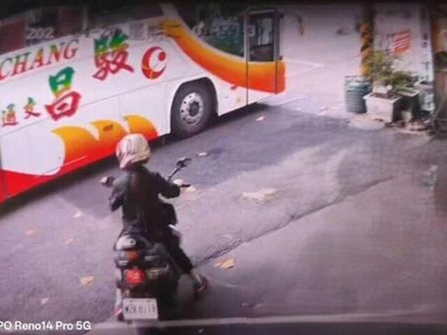 台灣新聞通訊社-台南女警摔車遭輾　疑校車違停釀禍！警完成調查：66歲駕駛列關係人