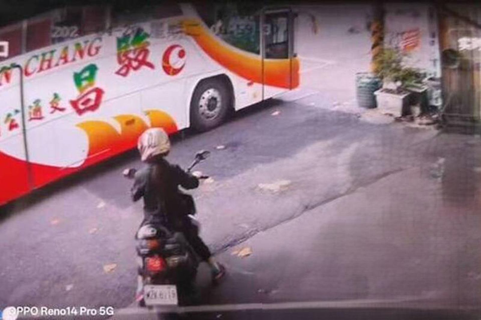 台灣新聞通訊社-台南女警摔車遭輾　疑校車違停釀禍！警完成調查：66歲駕駛列關係人