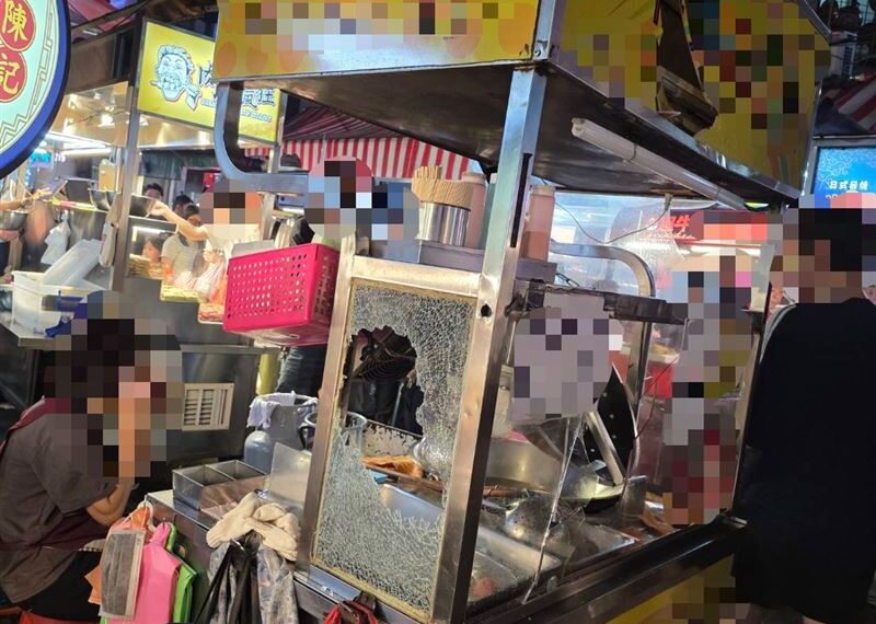 台灣新聞通訊社-三和夜市傳暴力事件！地瓜球小開被母嫌散漫　揮棒砸爛自家攤車