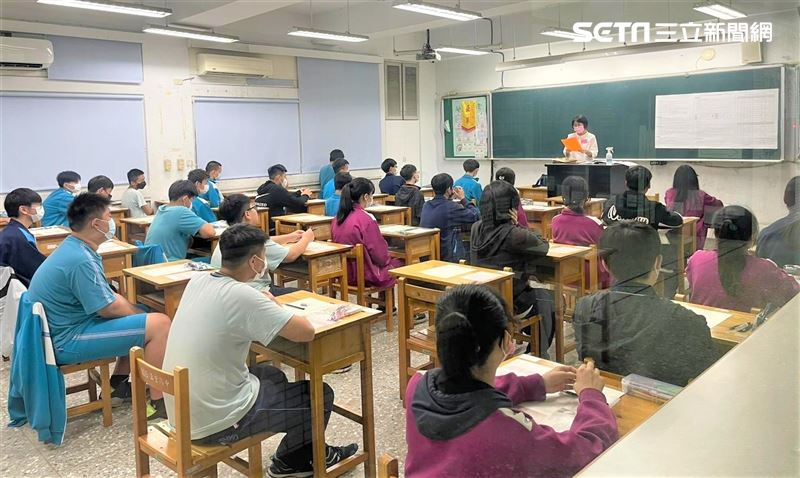 台灣新聞通訊社-115會考／寫作缺考逾2千人全天最慘！驚見考生違規攜出試場「這物」
