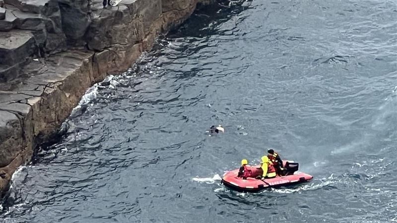 台灣新聞通訊社-快訊/龍洞海域傳意外 潛水教練溺水無生命跡象搶救中