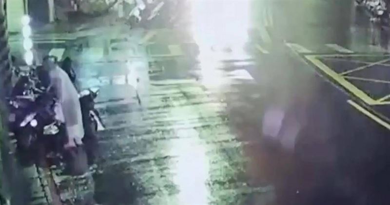 台灣新聞通訊社-雨夜撬小吃店！工地男「偷車＋斷電」神操作　45萬現金一夜搬空