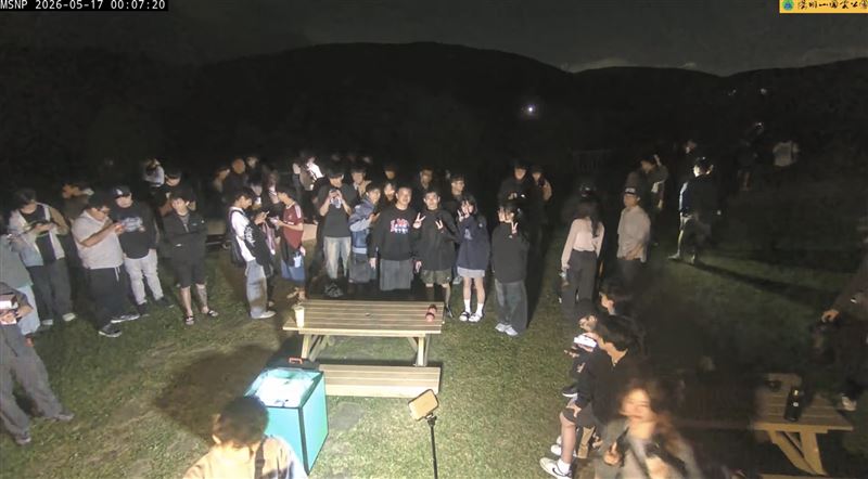 台灣新聞通訊社-擎天崗「野戰直播」變夜遊聖地!打戰鬥陀螺、惡搞畫面曝 破4千人觀看