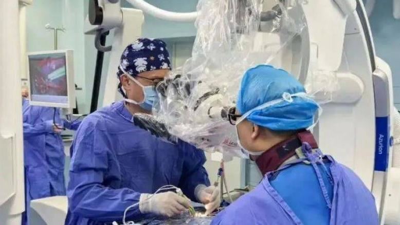 台灣新聞通訊社-女腰痛2年幾乎癱瘓！脊髓清出「上千寄生蟲」　醫嚇：像在湯裡撈麵條