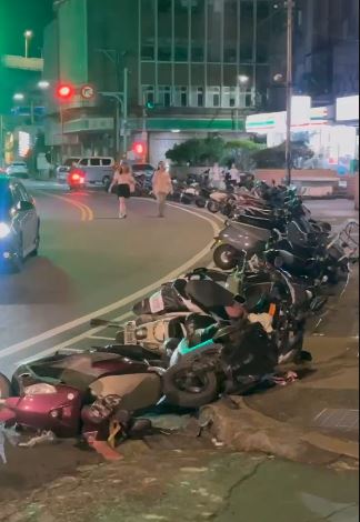 台灣新聞通訊社-基隆毒駕男逆向狂撞13機車！遭民眾拉下車壓地控制　狡辯稱：只是度估