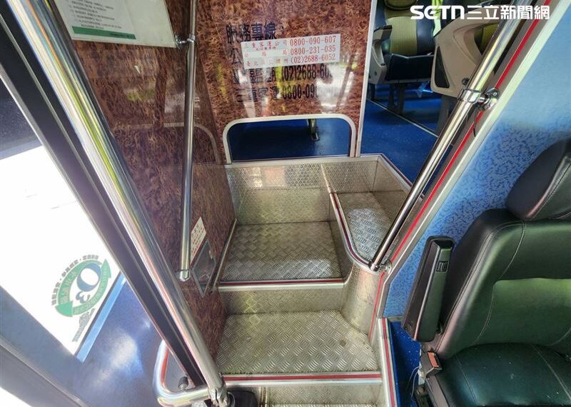 台灣新聞通訊社-剛上車沒站穩!北市公車起步意外 九旬翁重摔命危急送醫