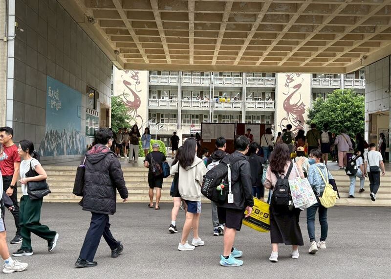 台灣新聞通訊社-115會考／自然科重圖表與生活題「酸雨、延長線」入題　老師：難易適中