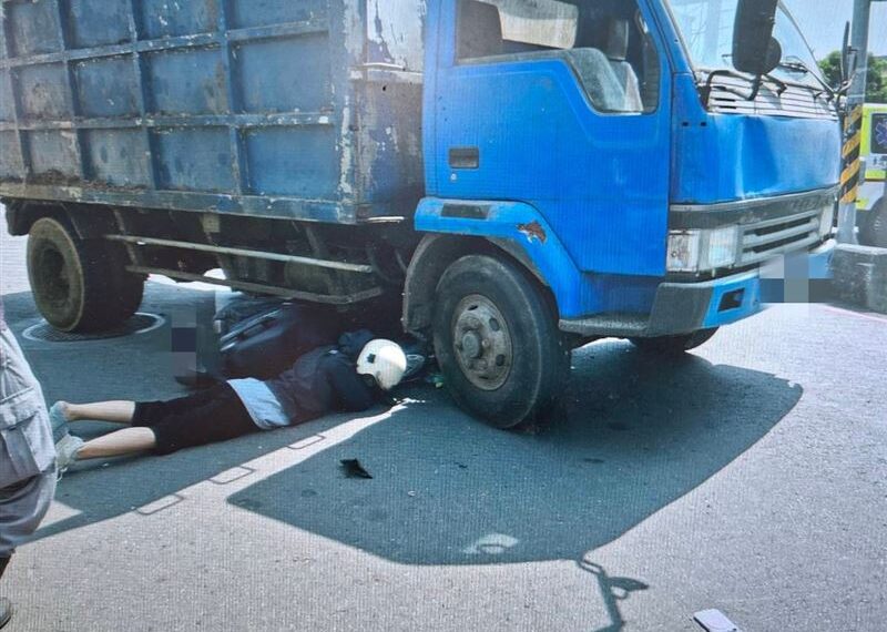 台灣新聞通訊社-桃園大貨車右轉擊落機車！女騎士噴飛趴地躺車底、腦出血緊急送醫