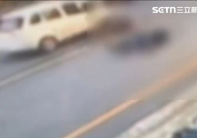 台灣新聞通訊社-駭人畫面曝！高雄2死3傷慘劇…肇事車失控從一家三口背後高速撞上