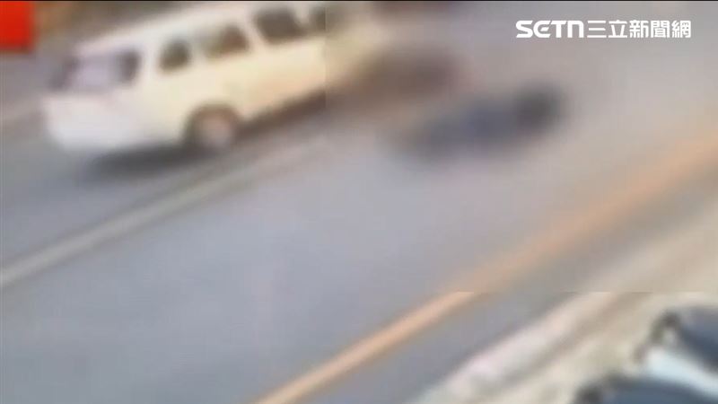 台灣新聞通訊社-駭人畫面曝！高雄2死3傷慘劇…肇事車失控從一家三口背後高速撞上