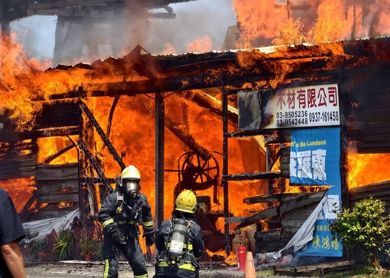台灣新聞通訊社-快訊／羅東木材行陷火海！烈焰竄天全面燃燒　警消灌救中