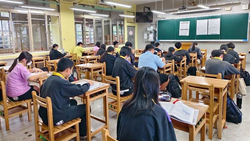 台灣新聞通訊社-115會考／英語科生活化「首見4人街訪聽力」　師分析這題組難度最高
