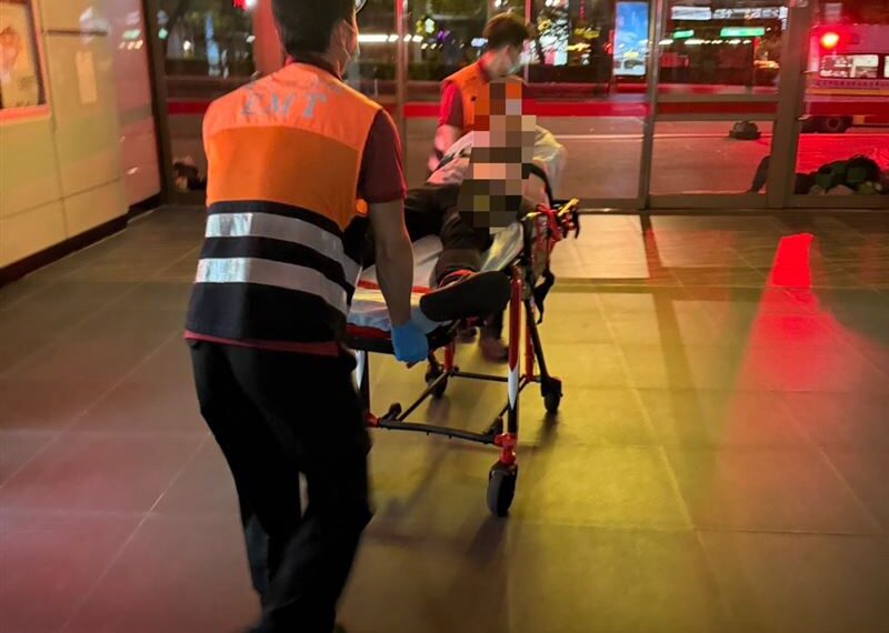 台灣新聞通訊社-講話顛三倒四！搭火車脫到只剩內褲　北車鐵警將男乘客強制送醫