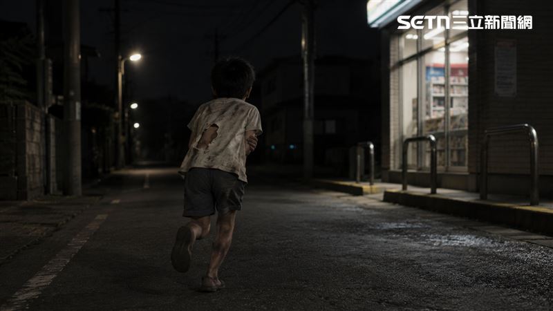 台灣新聞通訊社-9歲童遭5家人「長期暴打」鐵鎚敲趾、束帶綑綁！媽冷眼看男友舅舅施暴