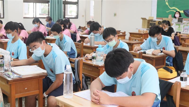 台灣新聞通訊社-115會考／社會科這題「1個月前模擬考剛考過」師：有訂正直接送分