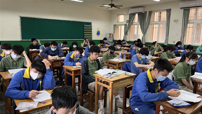 台灣新聞通訊社-115會考／自然科決戰寫題速度「閱讀量暴增」　理化創意題變多