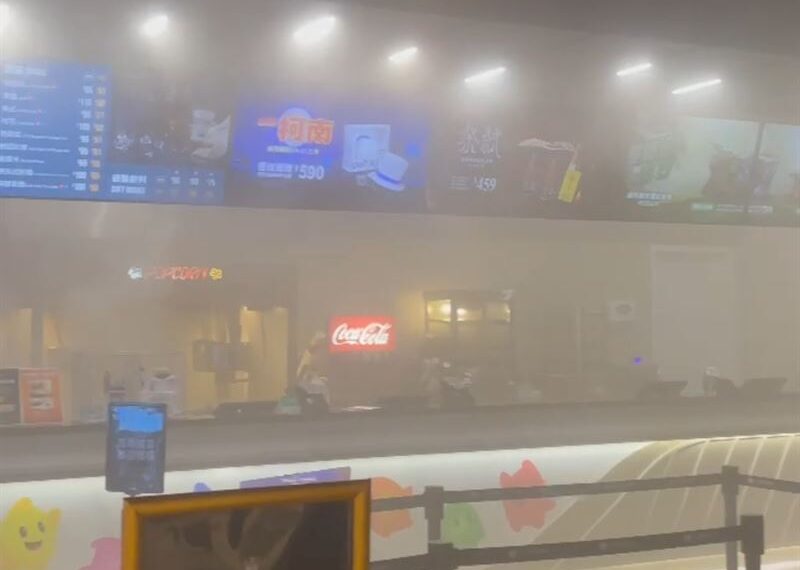 台灣新聞通訊社-快訊／南港LaLaport威秀冒白煙！「電影看一半」緊急疏散　現場畫面曝光