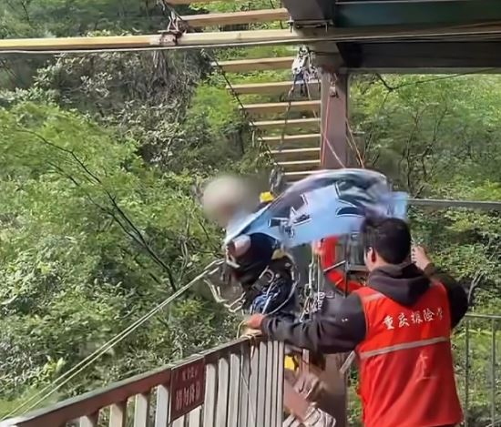 台灣新聞通訊社-不是沒綁緊！中國女遊客高空大擺盪墜谷亡　官媒揭「人為疏失」真相曝