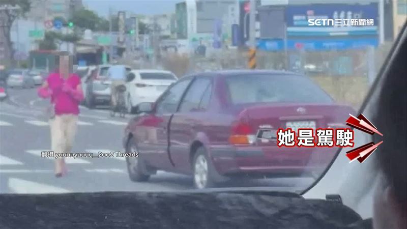 台灣新聞通訊社-這麼急？駕駛紅燈下車追垃圾車　目擊者看傻眼
