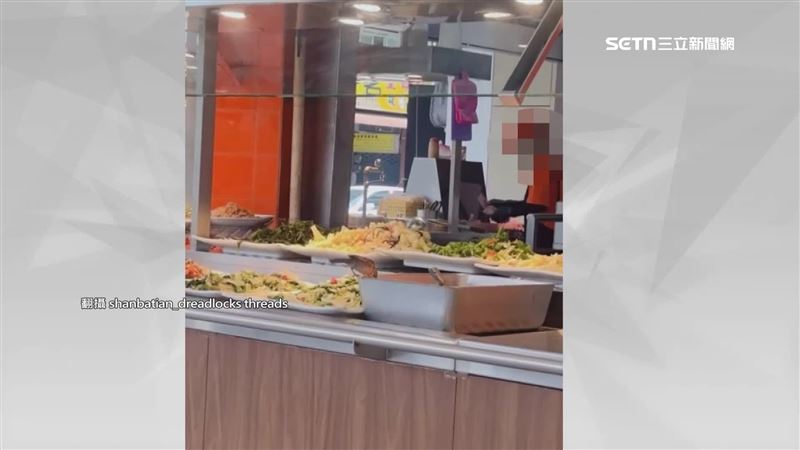 台灣新聞通訊社-自助餐變鳥buffet？麻雀跳進菜盆偷吃　客驚：不敢吃