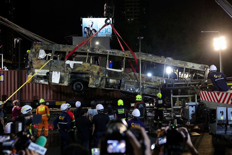 台灣新聞通訊社-泰國「火車撞巴士」起火奪8命 列車司機無照還吸毒