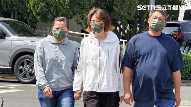 台灣新聞通訊社-害命女大生鞠躬畫面曝！家人伴左右、她戴口罩赴靈堂…承諾：絕不會逃避