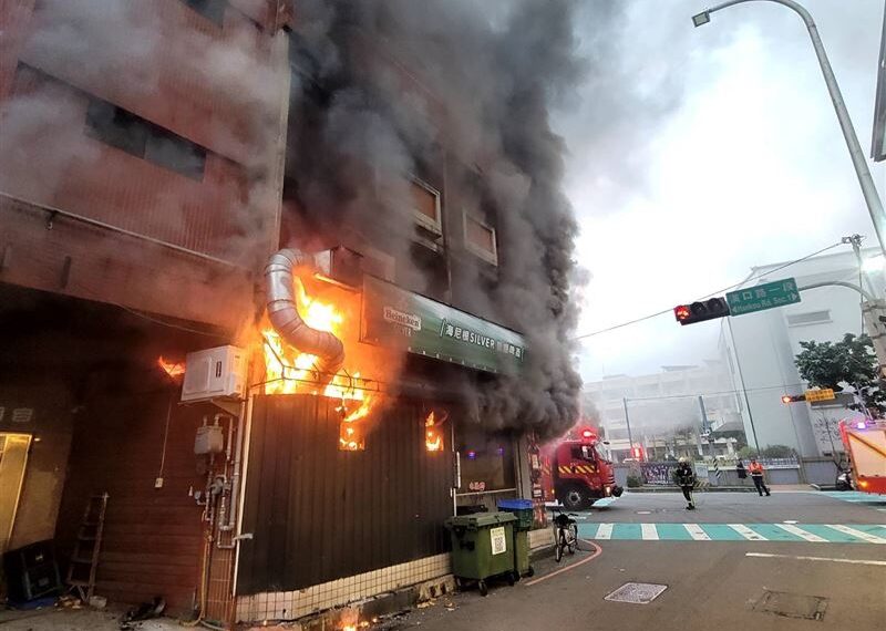 台灣新聞通訊社-快訊／台中民宅大火狂燒！整棟「消失黑煙中」陣陣爆裂聲　恐怖畫面曝光