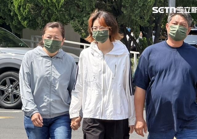 台灣新聞通訊社-害命女大生鞠躬畫面曝！家人伴左右、她戴口罩赴靈堂…承諾：絕不會逃避