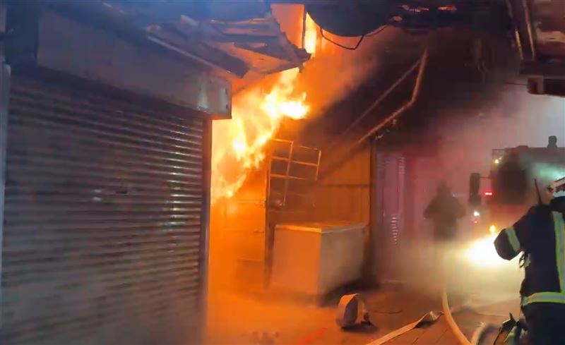 台灣新聞通訊社-快訊/基隆民宅暗夜大火!「連環燒」爆炸聲不斷 高速公路也著火