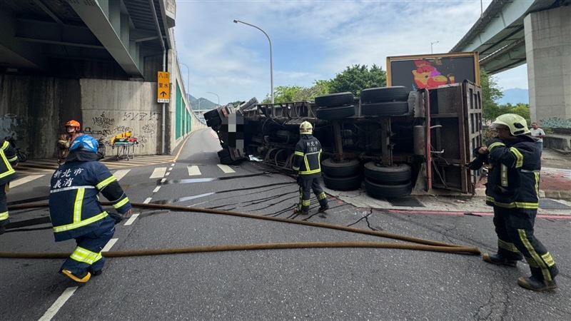台灣新聞通訊社-快訊／新北成蘆橋下砂石車翻車　廢土散落掉滿地